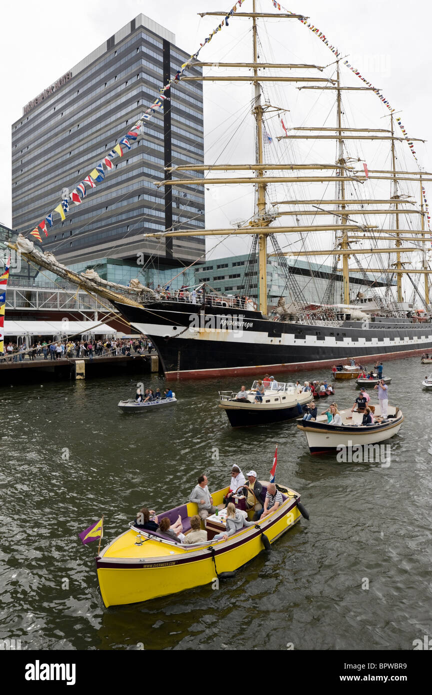 Le Sedov, un quatre-mâts barque prenant part à la voile 2010 parade en bateau à Amsterdam, Pays-Bas Banque D'Images Le Sedov, un quatre-mâts barque prenant part à la voile 2010 parade en bateau à Amsterdam, Pays-Bas Banque D'Images