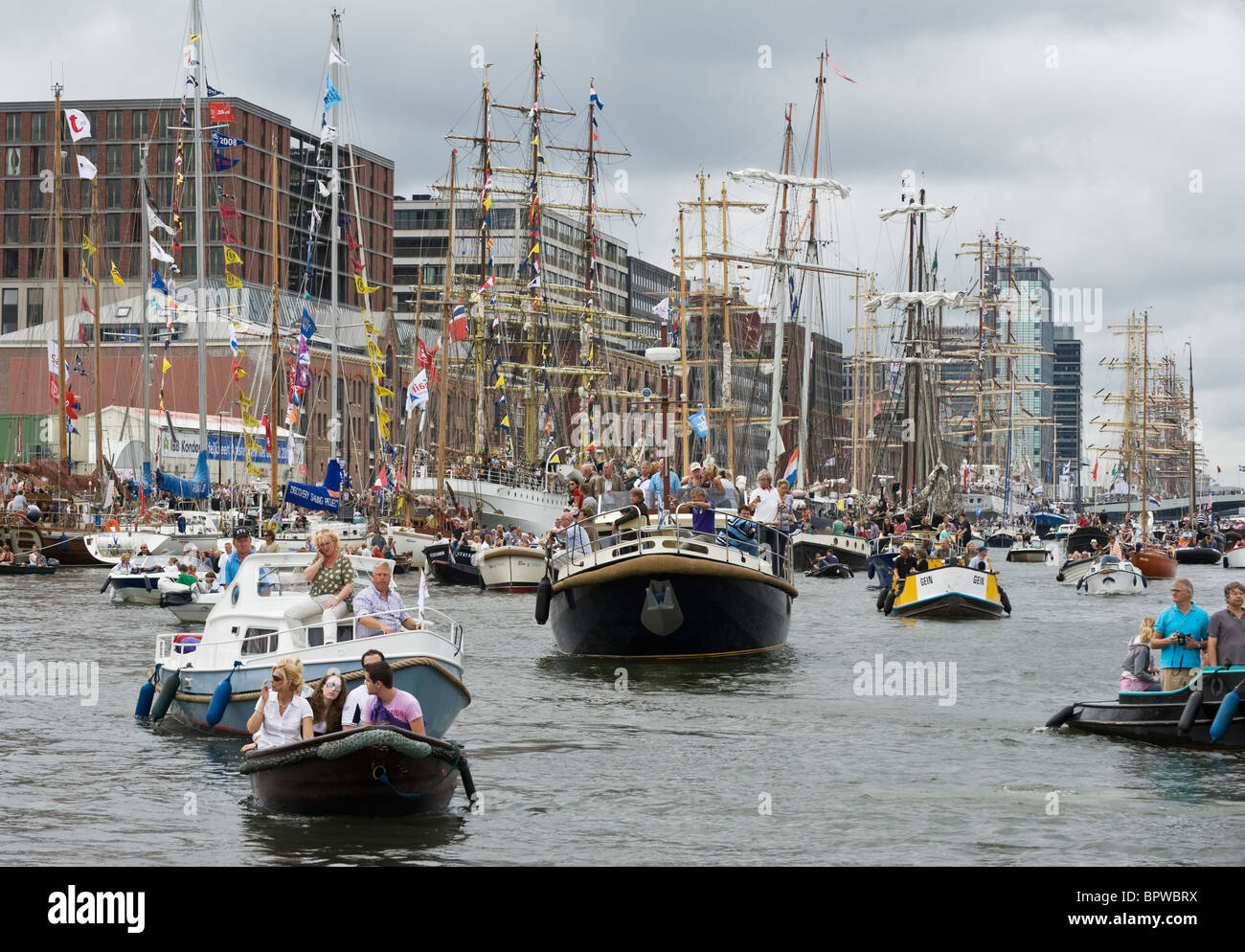 Bateau occupé du trafic sur le fleuve IJ durant la voile 2010 voile parade. Amsterdam, Pays-Bas Banque D'Images