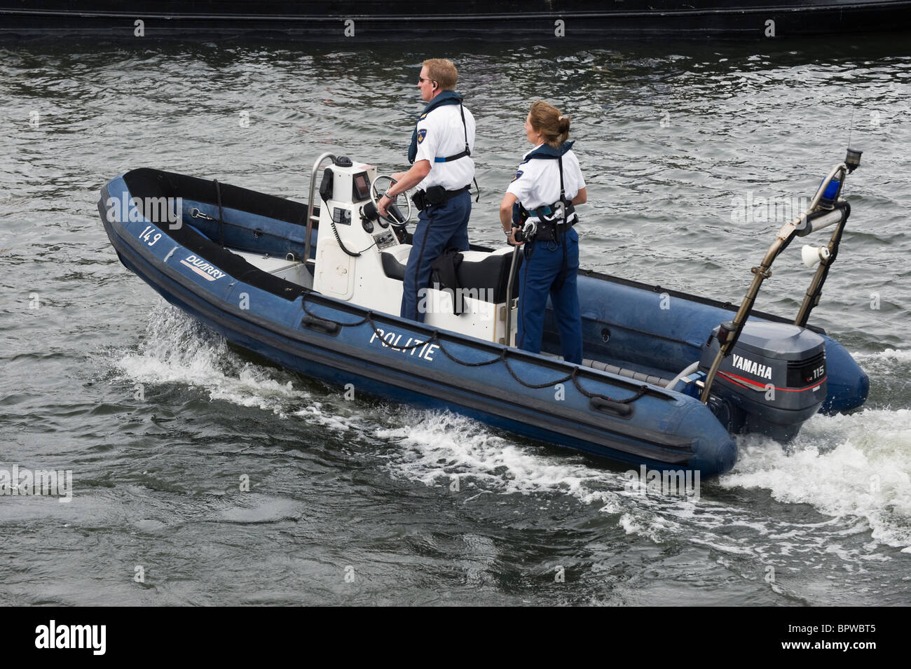 La police patrouille en bateau du port d'Amsterdam au cours de la voile 2010 voile parade, Amsterdam, Pays-Bas Banque D'Images