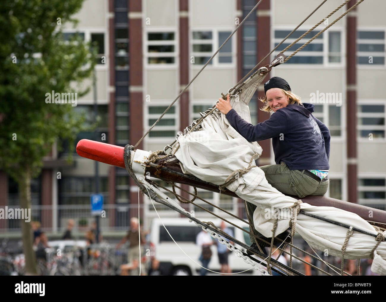 Marin femmes assis sur le mât. 2010 Voile Voile parade. Amsterdam, Pays-Bas Banque D'Images