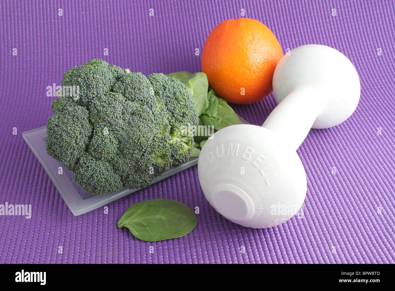 Les éléments nécessaires à une bonne hygiène de vie, équipement de gym et d'aliments sains comme les fruits et légumes Banque D'Images