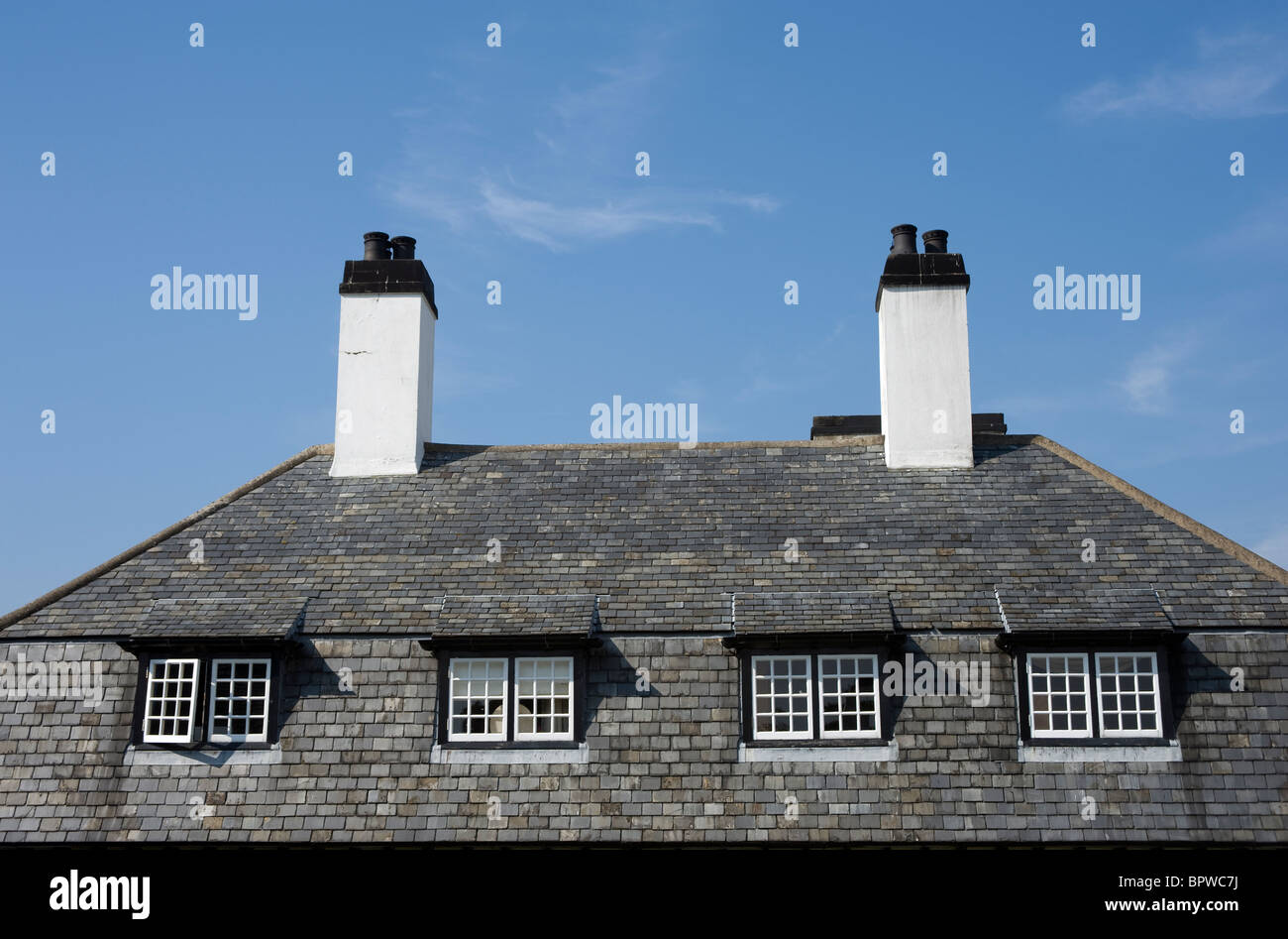 Toit de chalet conçu par Clough William-Ellis,Cushendun, comté d'Antrim, en Irlande du Nord. Banque D'Images