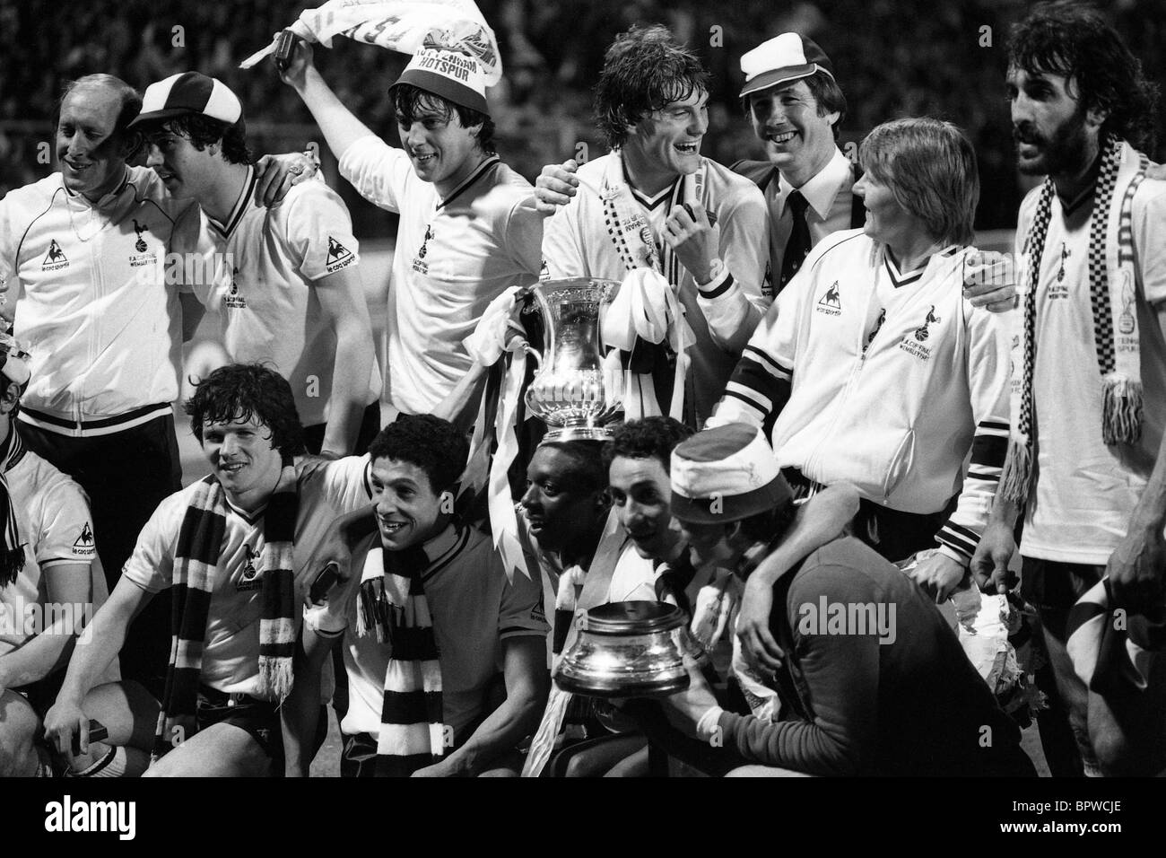 Finale de la FA Cup replay V Manchester City Tottenham Hotspur à Wembley 9/5/1981 joueurs Spurs célébrer remportant trophy Banque D'Images