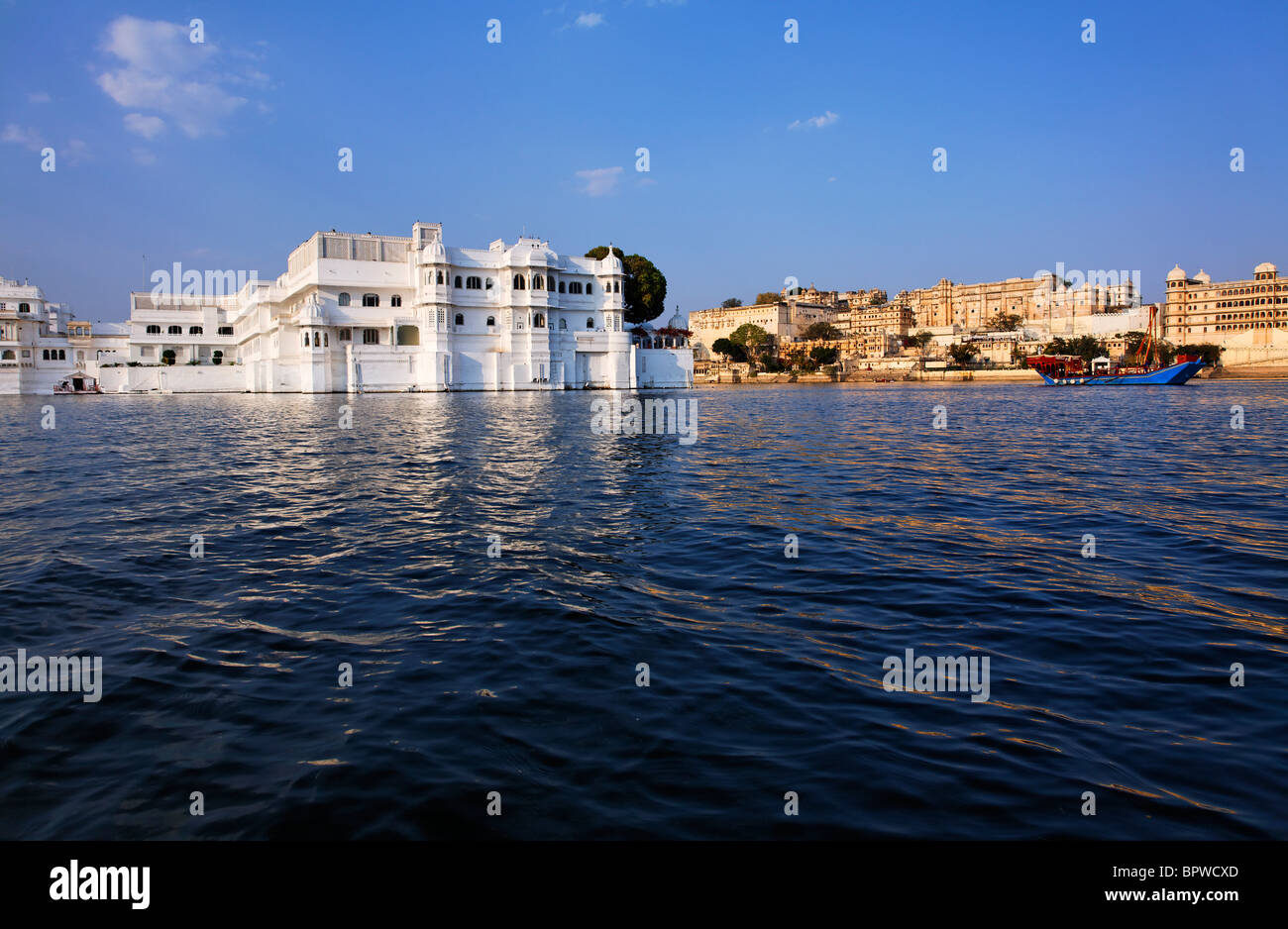 Le Lake Palace Hotel et le City Palace, le lac Pichola, Udaipur, Rajasthan, Inde Banque D'Images