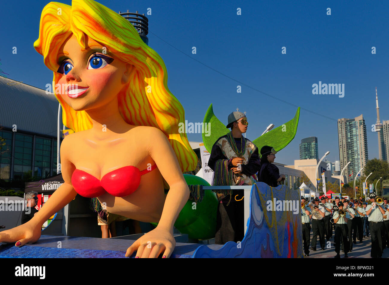 Mermaid flottent et marching band à la parade à l'ENC Toronto Canada Banque D'Images