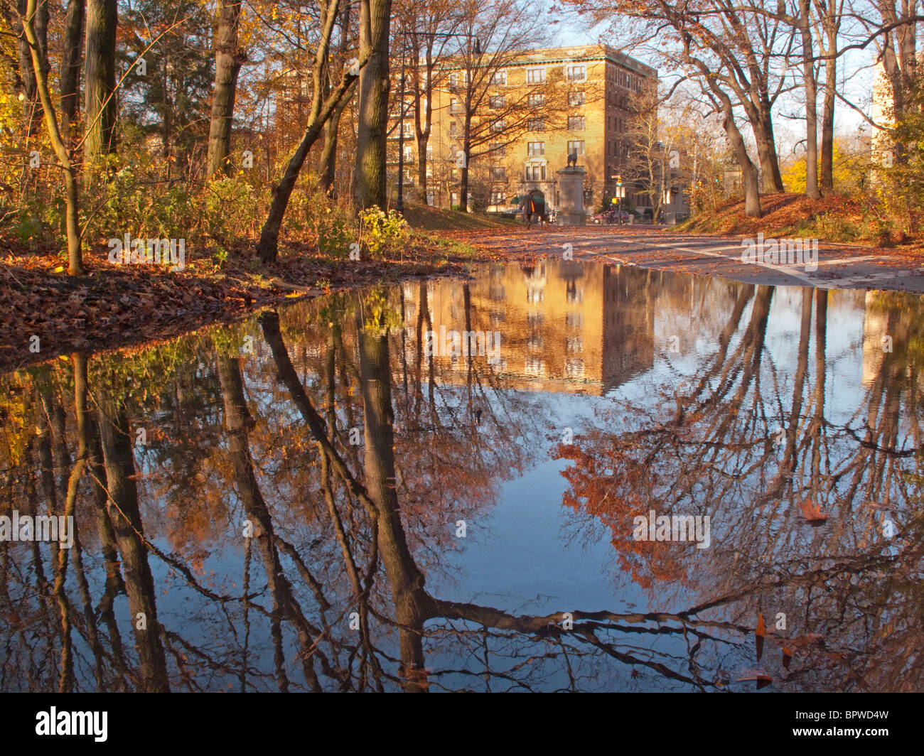 L'inondation lever du soleil le parc Prospect Brooklyn New York piscine eau arbres réflexion 3e rue à l'entrée du bâtiment Banque D'Images