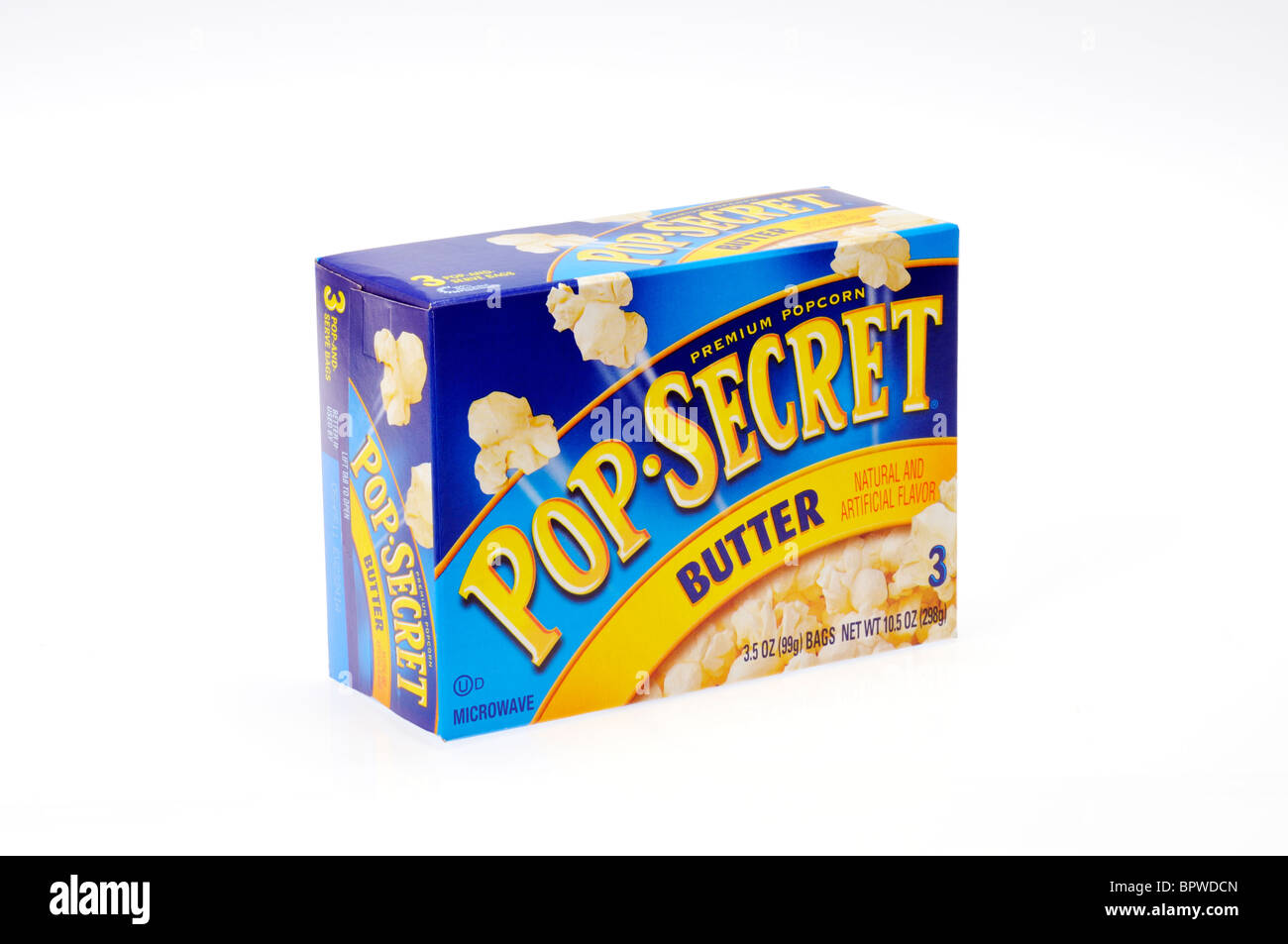 Une boîte de pop-corn micro-ondes secrète dans l'emballage sur fond blanc, découpe. Banque D'Images