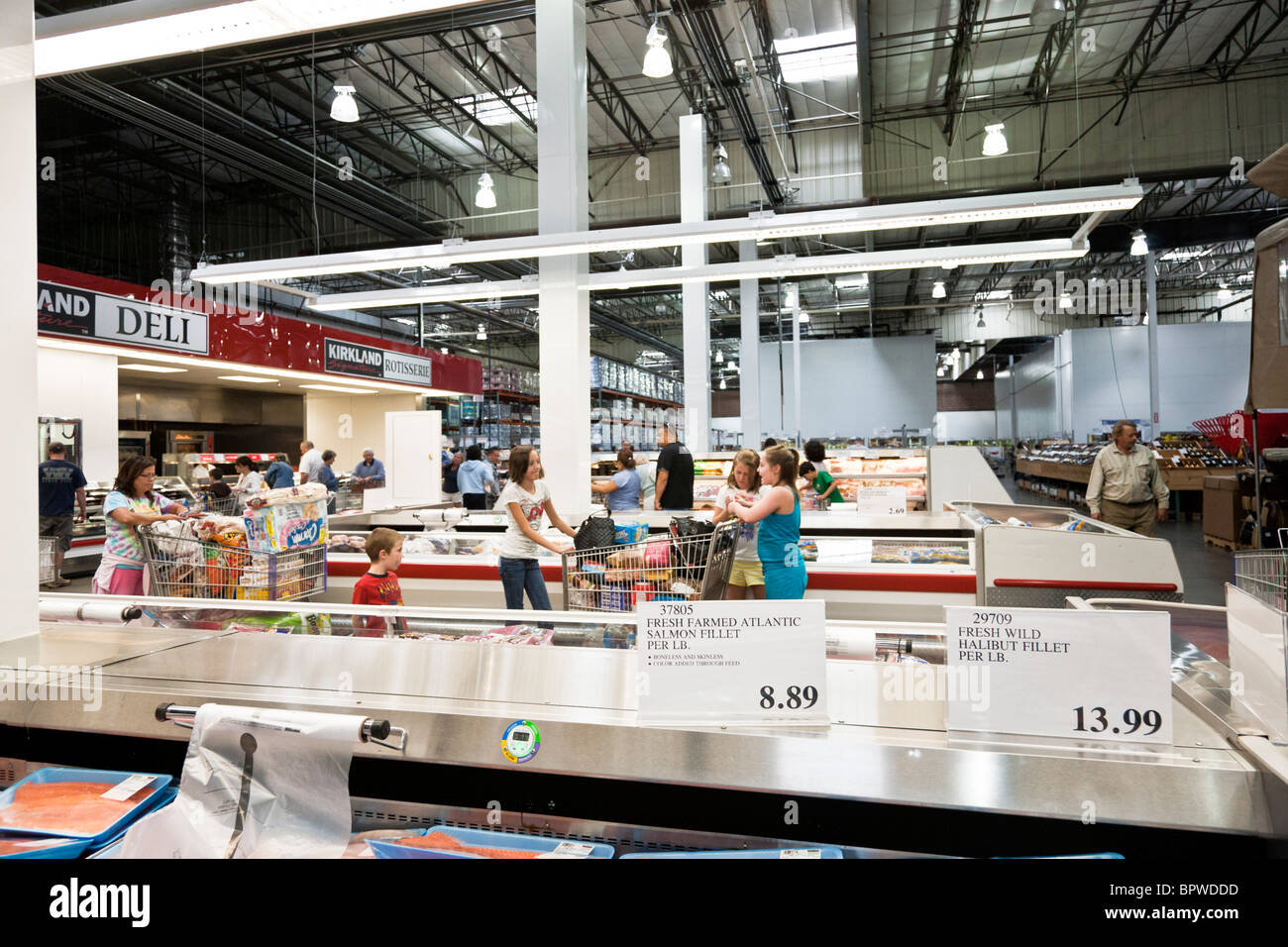 Allées de shoppers errer alimentation section de Costco USA avec de grands paniers remplis de nourriture et de biens durables vendus en vrac Banque D'Images