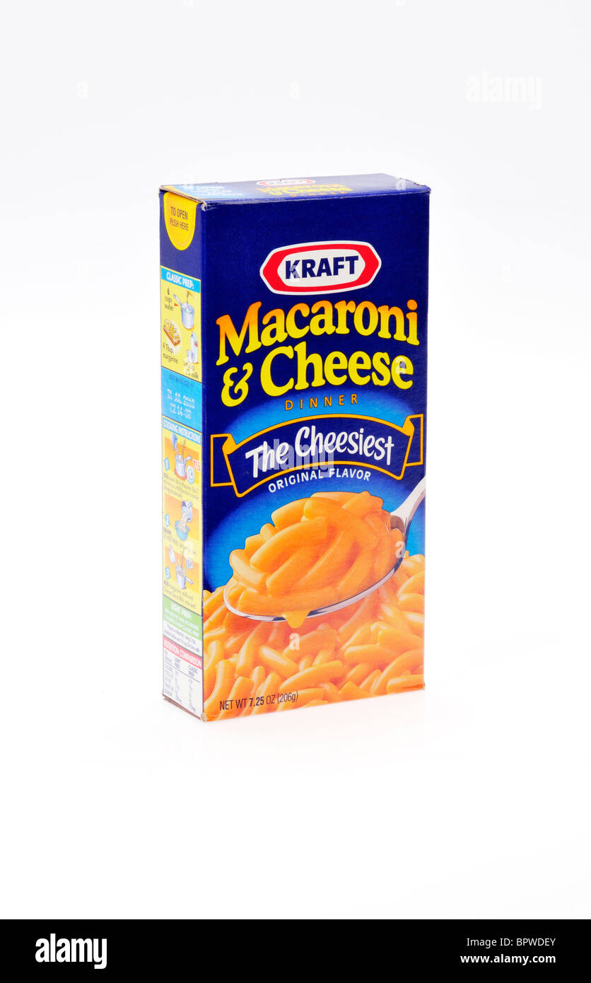 Fort de macaroni et fromage Kraft sur fond blanc, découpe. Banque D'Images