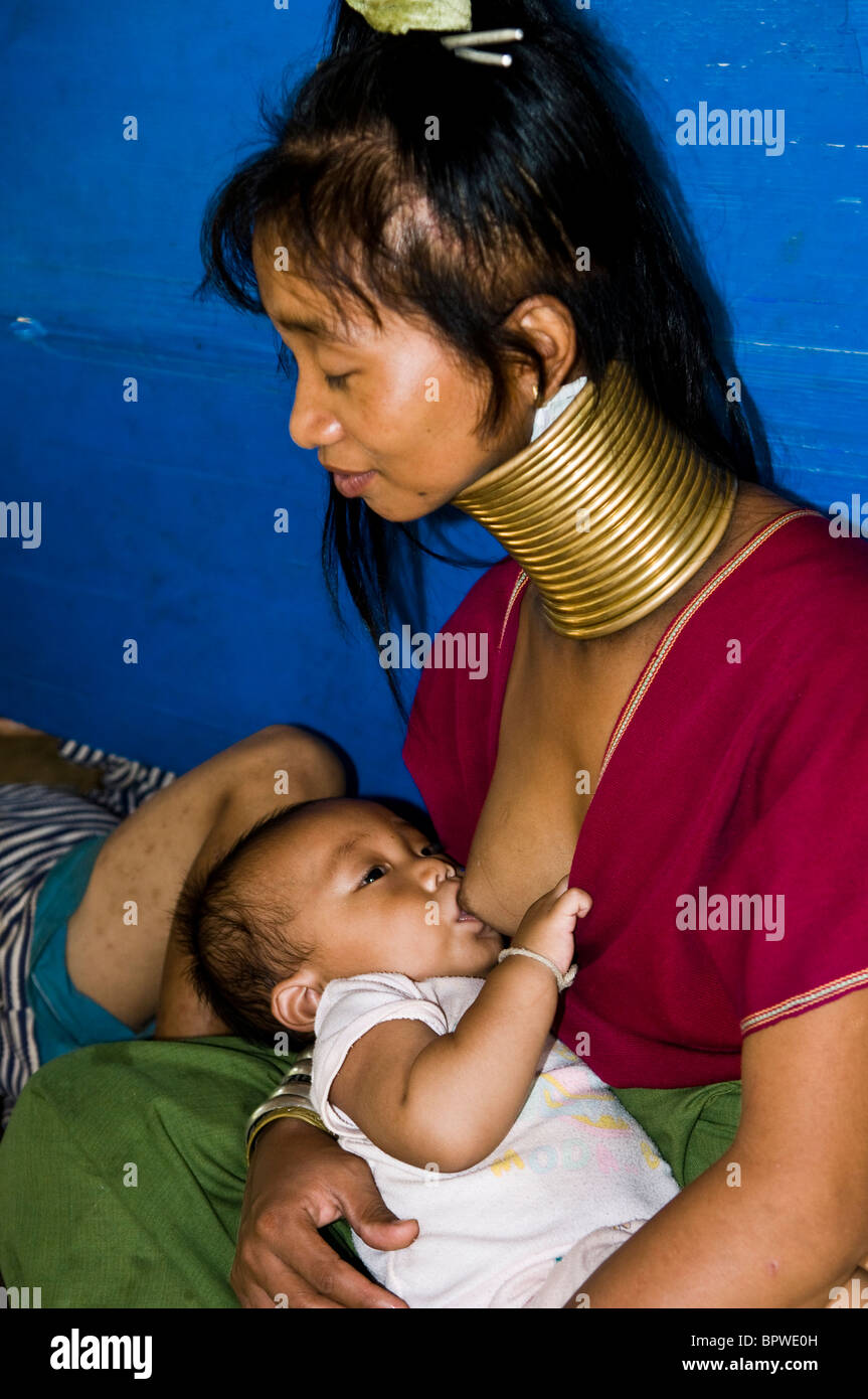 Femme Qui Allaite Un Bebe Banque D Image Et Photos Alamy Femme Qui Allaite Un Bebe Banque D Image Et Photos Alamy