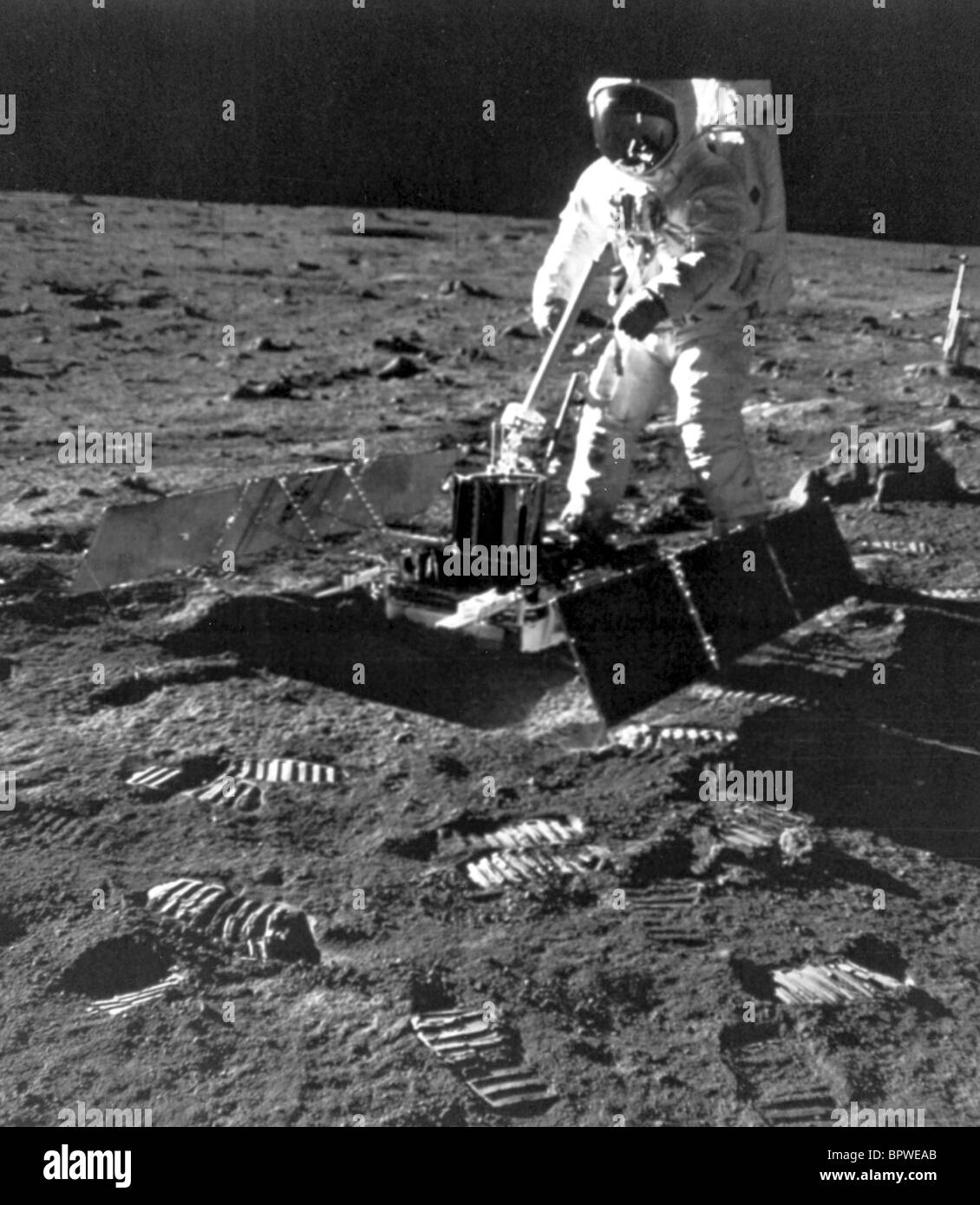 BUZZ EDWIN ALDRIN DÉPLOIE DES EXPÉRIENCES SISMIQUES PASSIVE DE L'astronaute d'Apollo 11 (1969) Banque D'Images