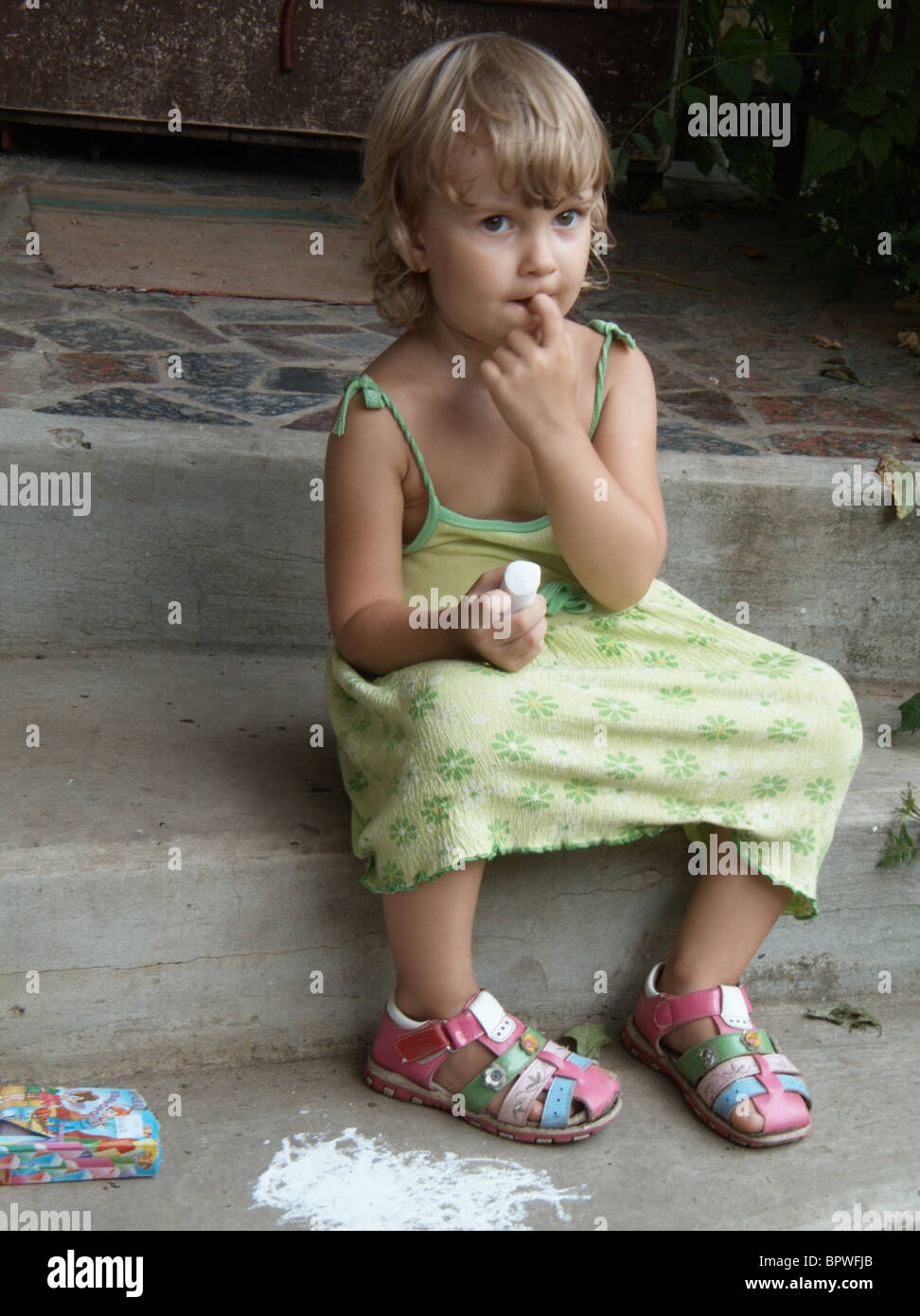 Chalk dessin petite fille en été Banque D'Images