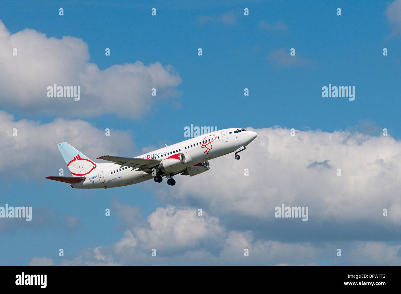 Bmi baby Boeing 737-3G-OBMP Jet juste après le décollage de l'aéroport international de Cardiff. Banque D'Images