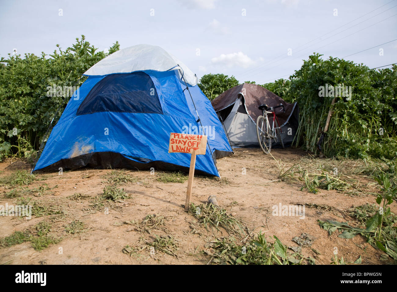 La pelouse devant l'un des habitants de la ville de tentes de Sacramento. Banque D'Images