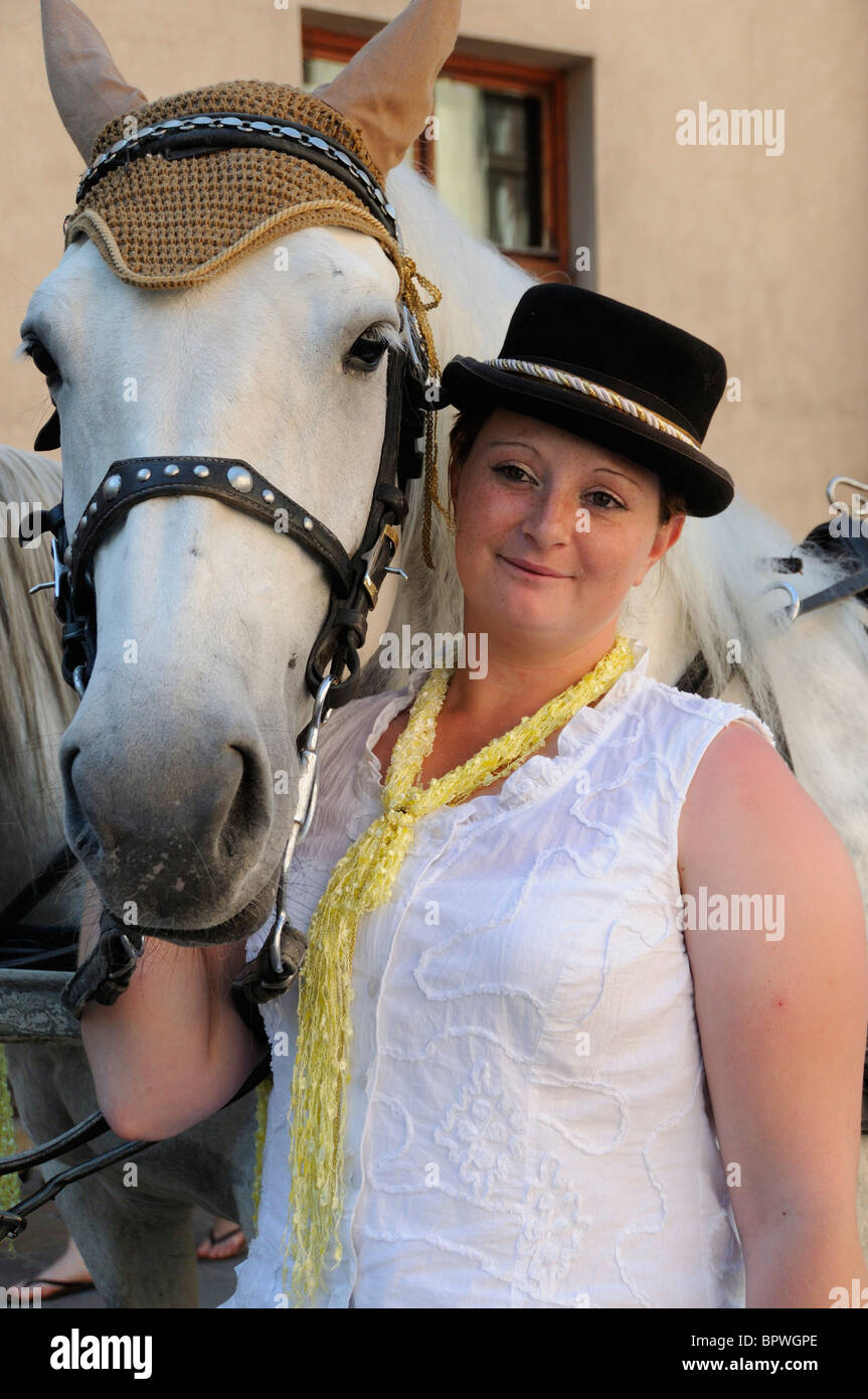 Cheval et guide, le cheval et la calèche est une façon relaxante de voir les curiosités de Cracovie Banque D'Images