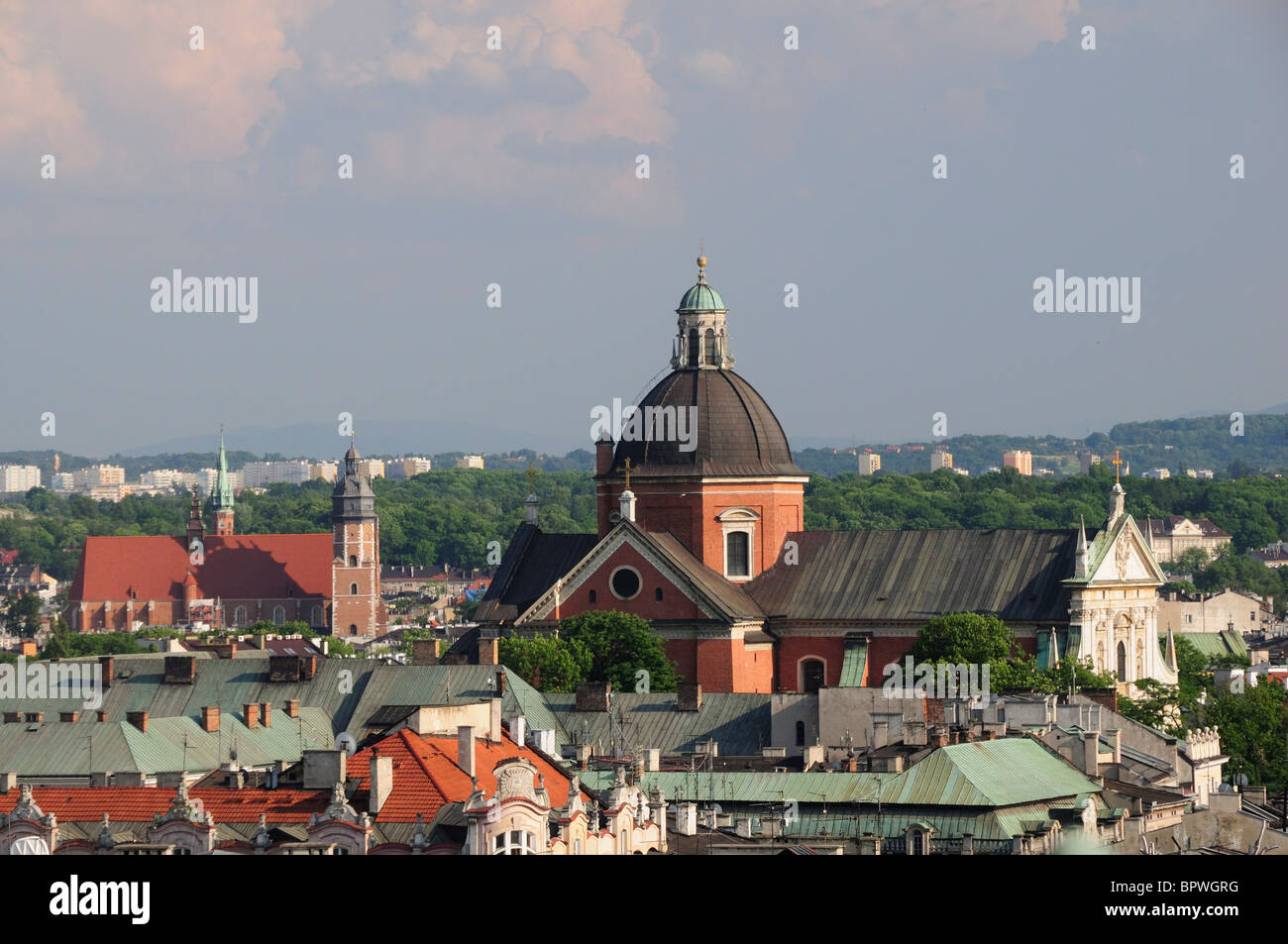 Vue sur les toits à l'église de Saint Pierre et Paul de l'Hôtel de Ville Tour, Rynek Główny de Cracovie Banque D'Images