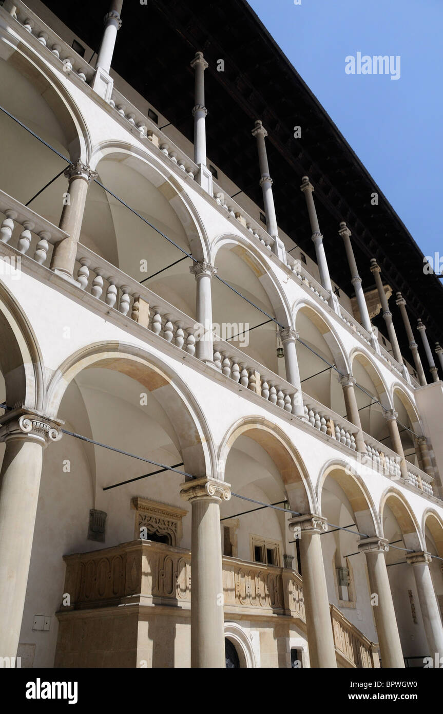 Arcades et colonnes dans la cour de style Renaissance au château de ...