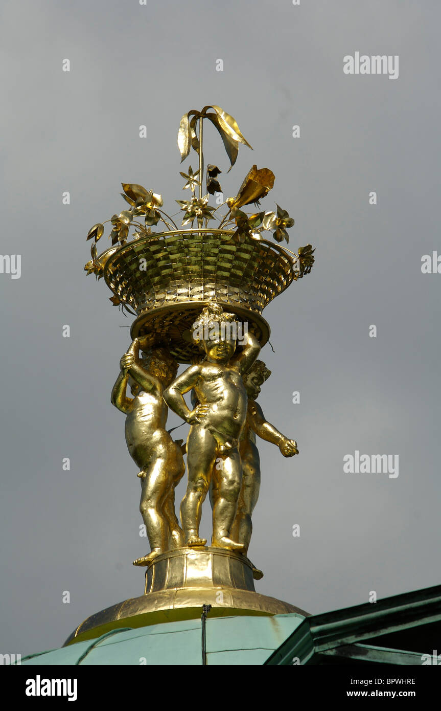 Statue sur le dessus sur la construction du Belvédère, résidence d'été construite en 1788 par Carl Gotthard Langhans Banque D'Images