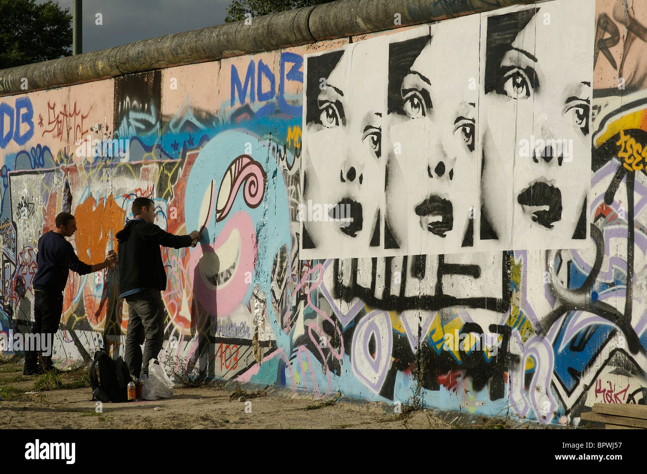 Peintures de différents artistes sur le mur de Berlin East Side Gallery un 1.3km-longue section du mur Banque D'Images