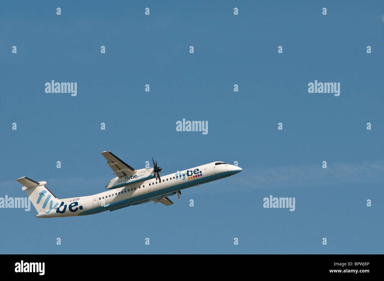 Flybe Turbo Prop Aircraft en sortie de l'aéroport de Cardiff Pays de Galles, malheureusement, Flybe est entré en liquidation début 2020. Banque D'Images