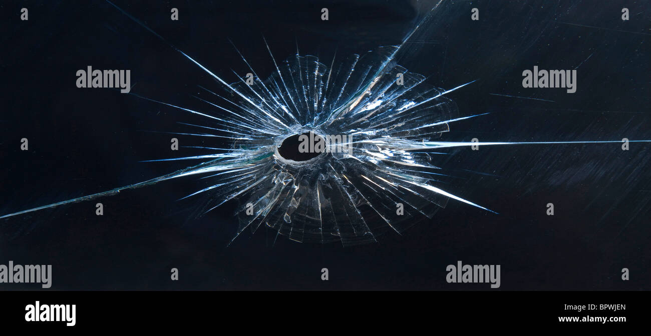 Trou de balle dans la vitre de la fenêtre de mon studio. Banque D'Images