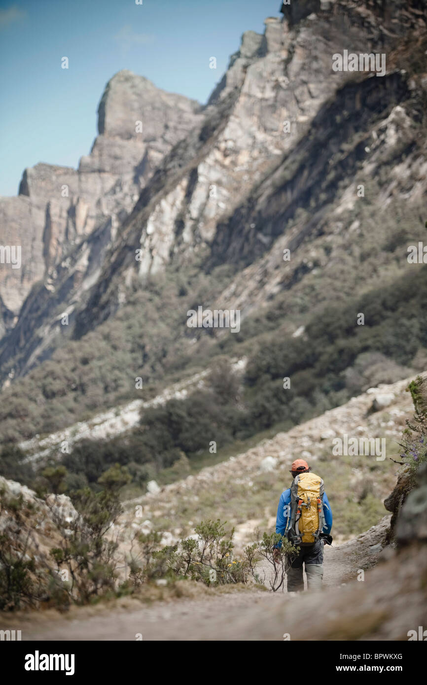 Un homme trekking dans la Quebrada Ishinca, Pérou. Banque D'Images