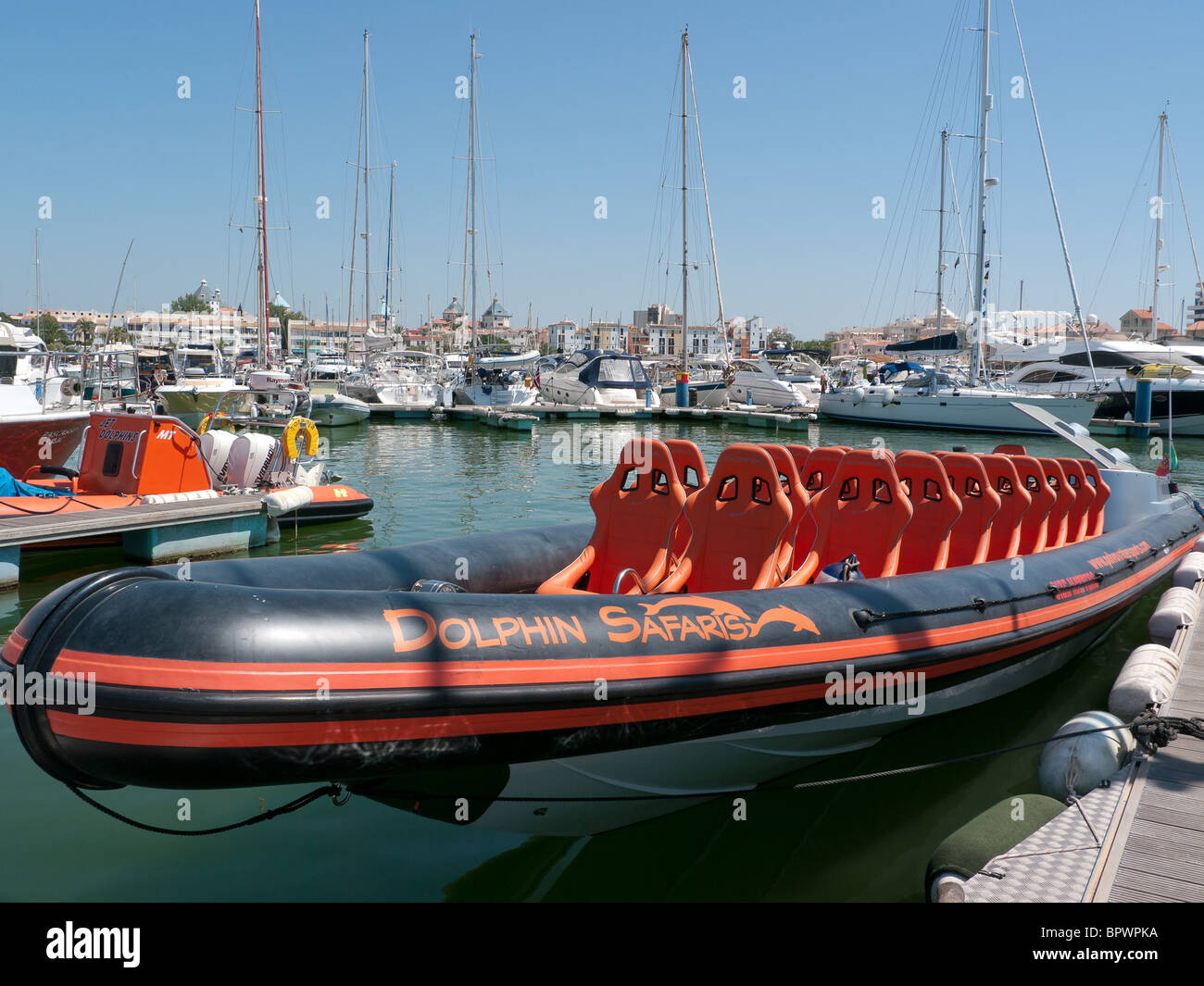 Tourisme en caoutchouc gonflables colorés en speedboat mer Vilamoura, Algarve, Portugal Banque D'Images