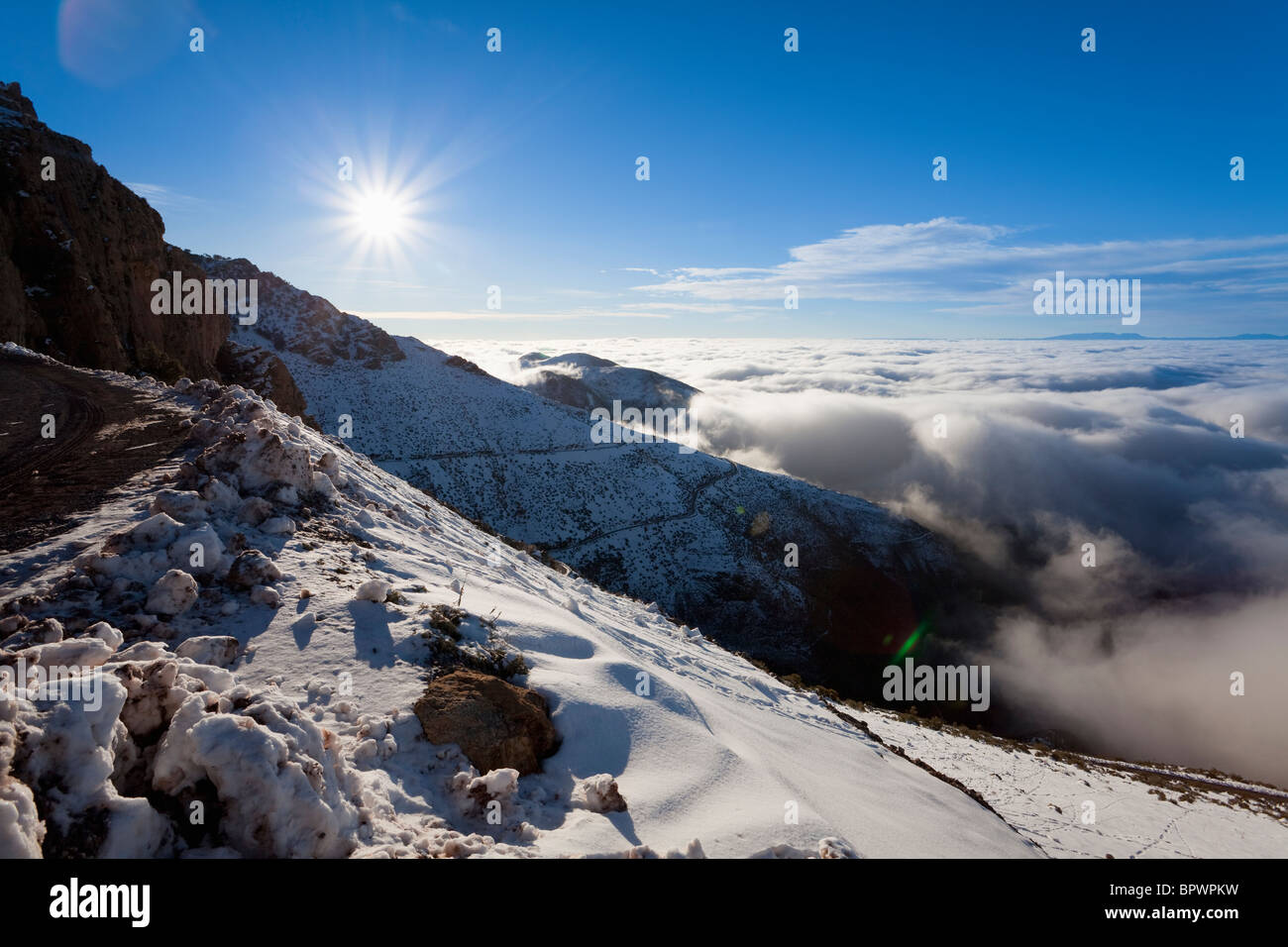 Vue depuis l'autoroute près du sommet du col de Tizi-n-Test, montagnes du Haut Atlas, Maroc Banque D'Images