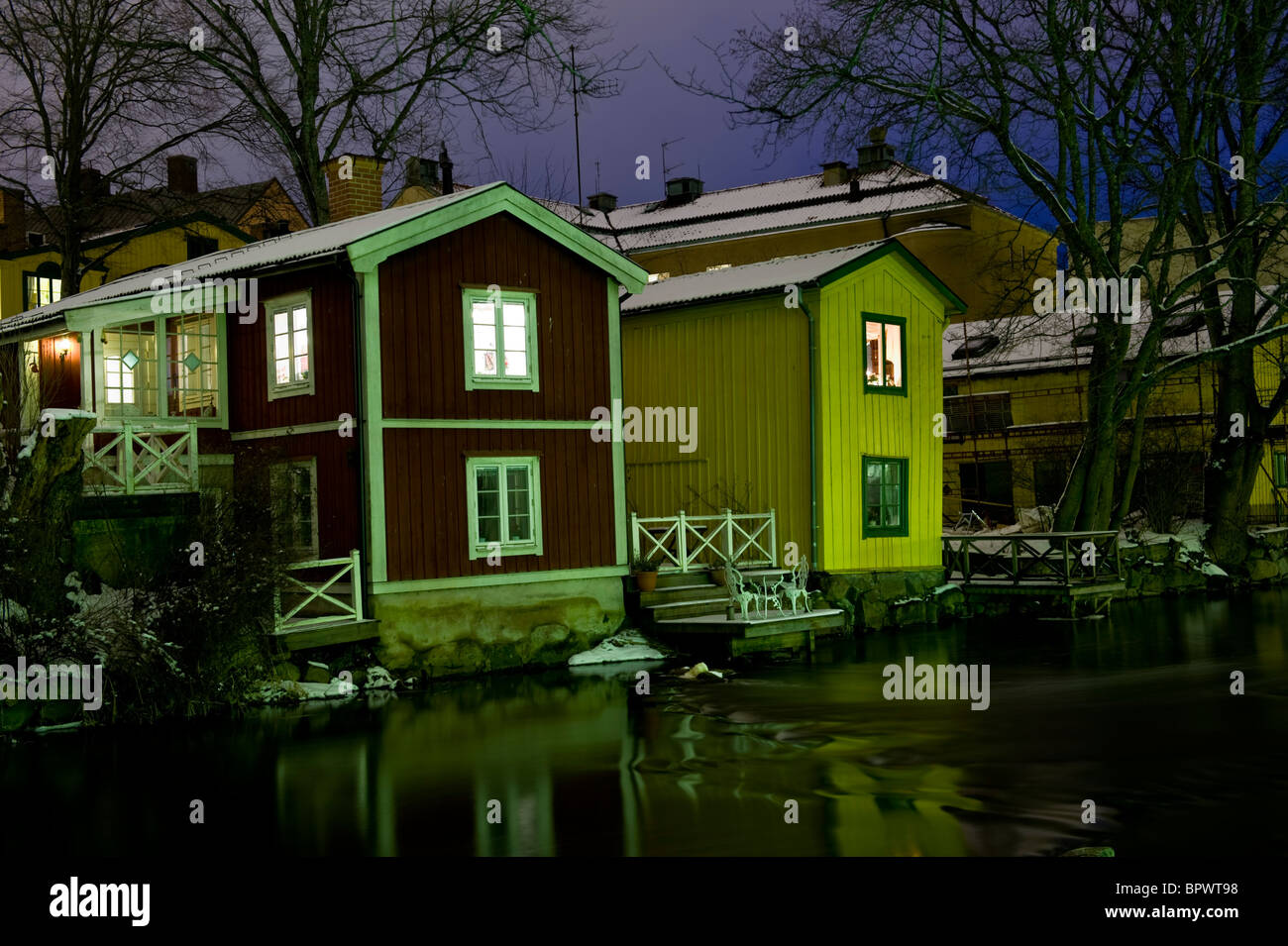 Les vieilles maisons le long du ruisseau qui coule à travers le centre de la ville de Norrtälje en Suède Banque D'Images