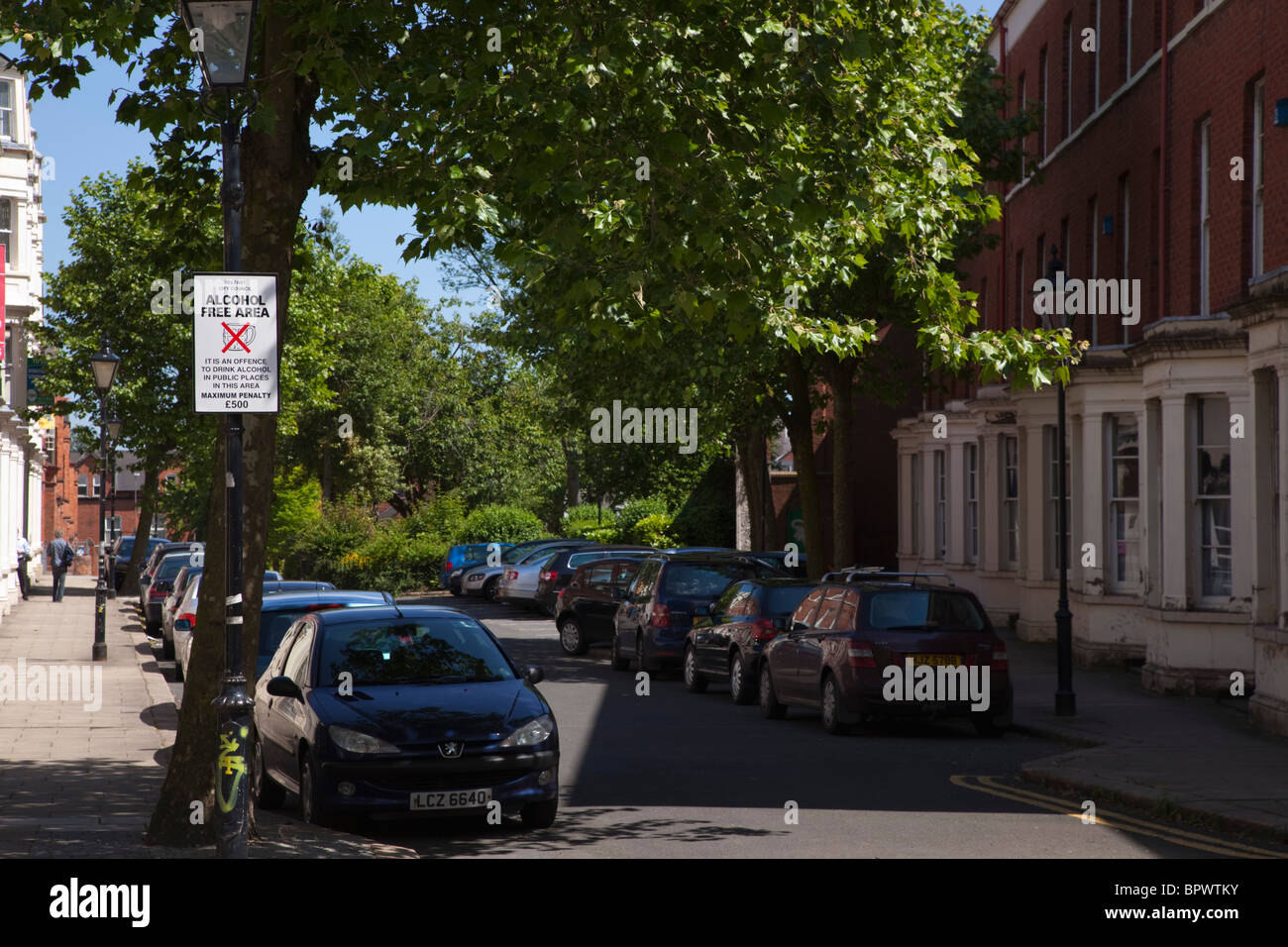 L'Irlande du Nord, Belfast, Mont, Charles, signe d'avertissement peine fixe pour boire dans les espaces publics. Banque D'Images