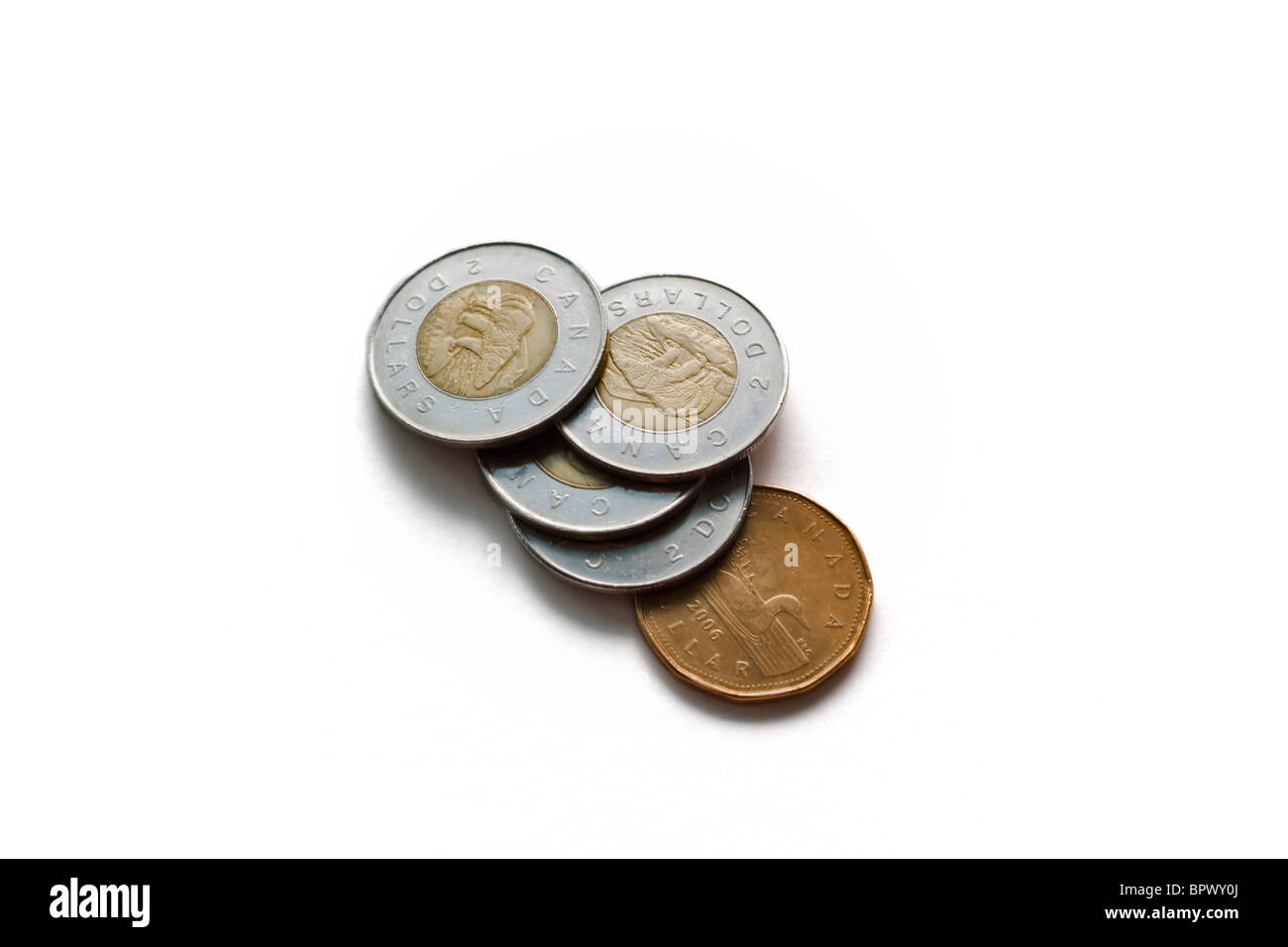 Une Canadienne et deux pièces de monnaie dollar connu comme loonies et toonies sur fond blanc Banque D'Images