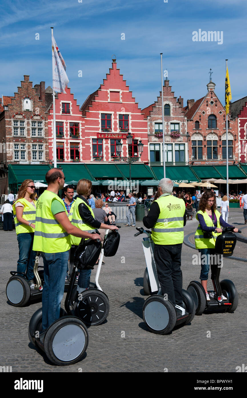 Groupe de touristes en tournée historique de Bruges sur Segway véhicules électriques en Belgique Banque D'Images