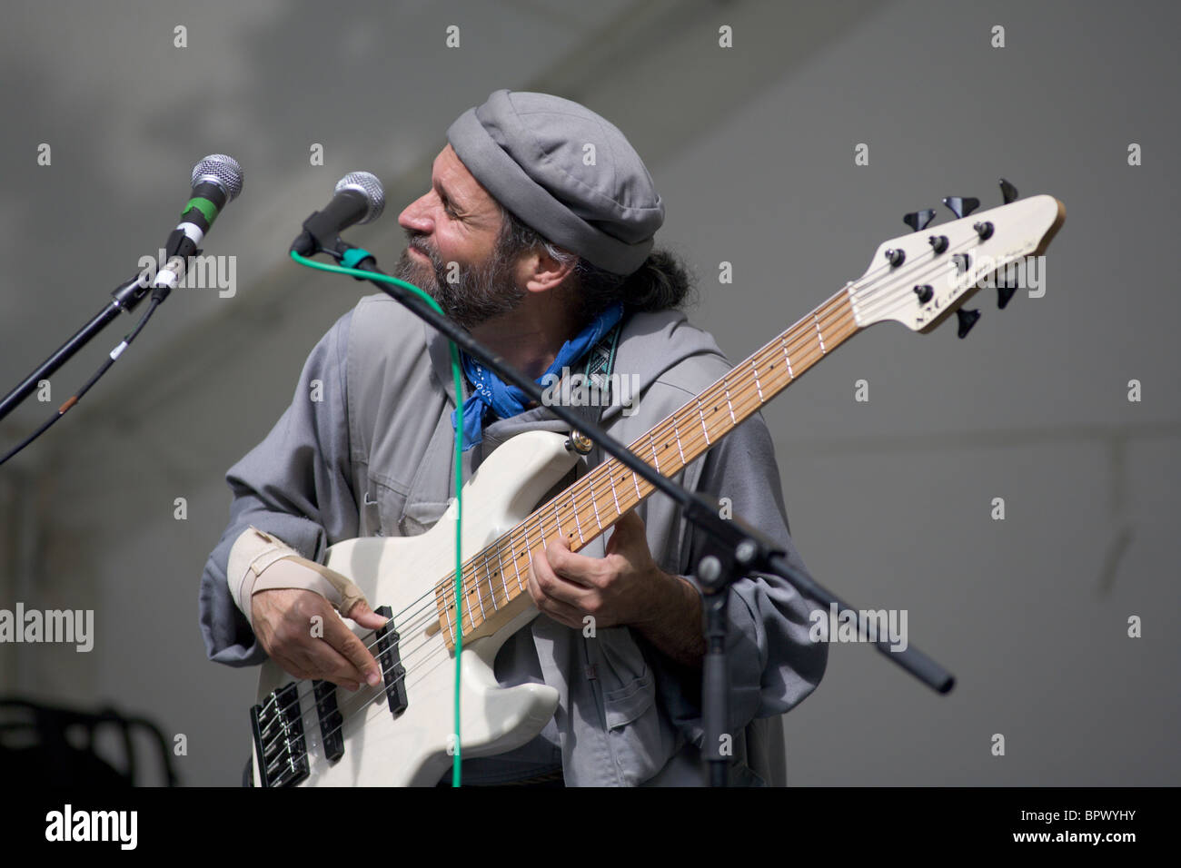Musicien de jazz et prêtre franciscain Fr Stan Fortuna joue à l'Esprit dans la ville de Leicester Square Festival Juin 2010 Banque D'Images