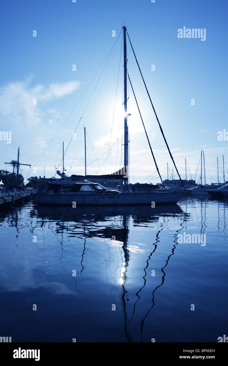 Blue marina bateaux coucher du soleil avec de l'eau reflet vue nautique Banque D'Images