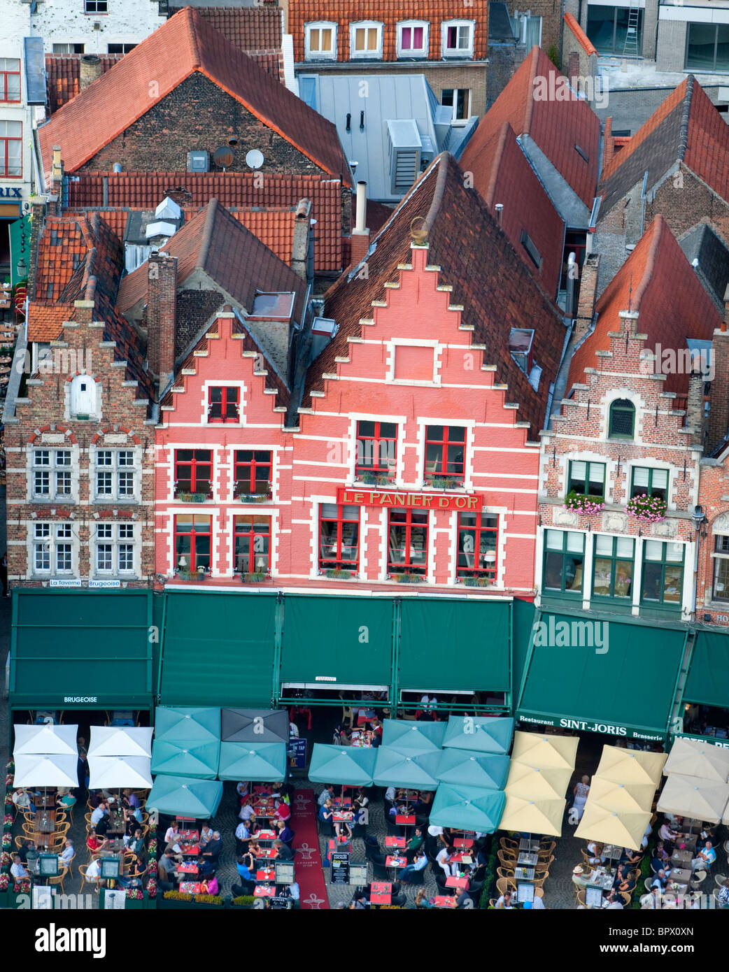 Rangée de vieilles maisons historiques ornés au Market Square à Bruges Belgique Banque D'Images