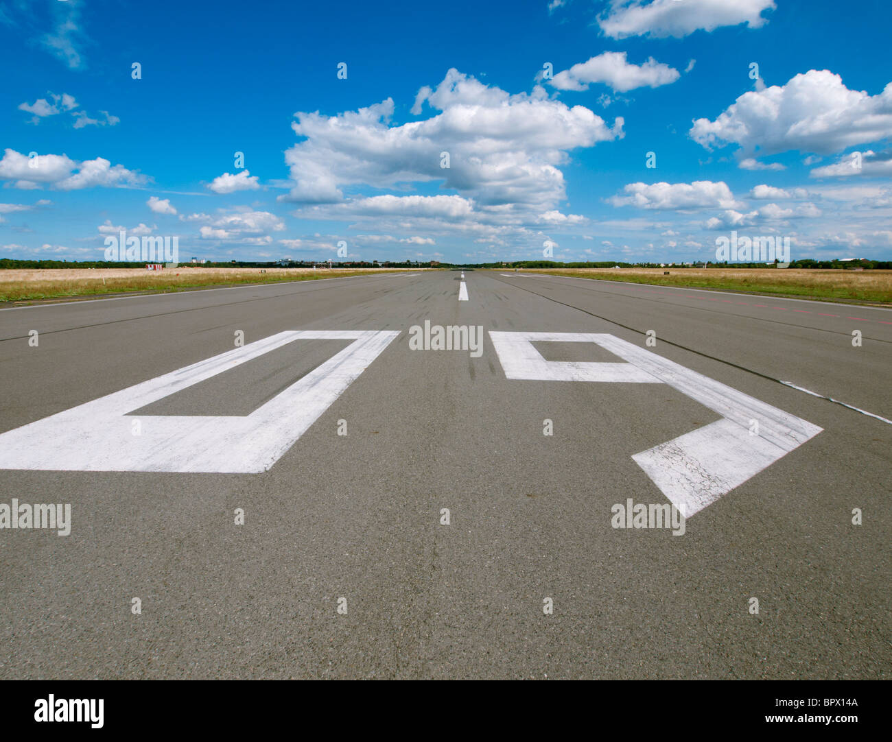 La piste de l'aéroport désaffecté à new city public Tempelhofer Park sur le site de l'ancien aéroport de Tempelhof célèbre à Berlin Allemagne Banque D'Images