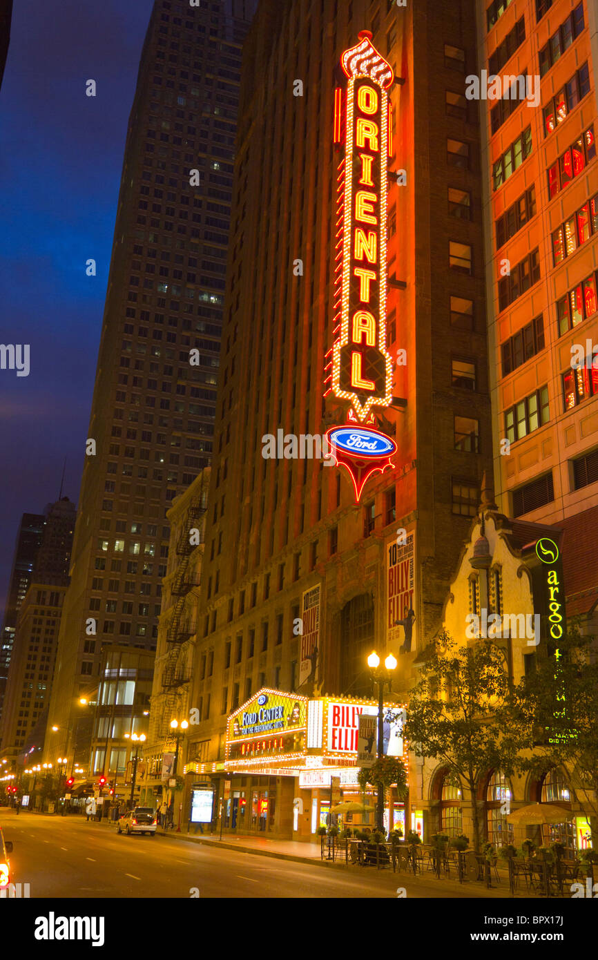 Le Ford Centre for the Performing Arts Oriental Theatre, Chicago Illinois, la nuit. Banque D'Images