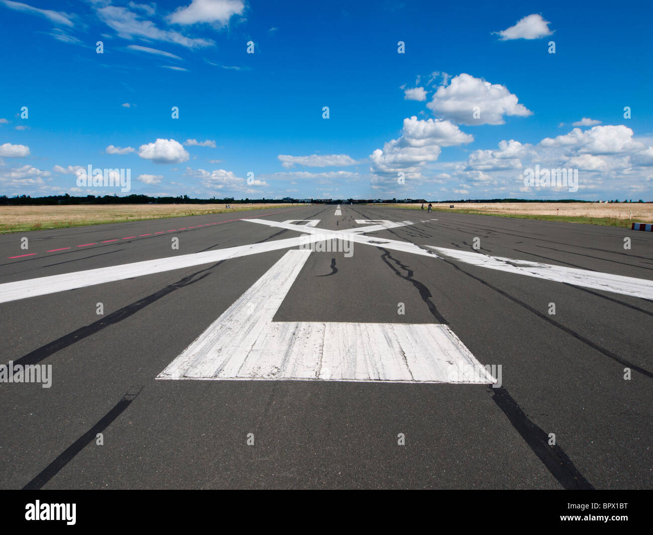 La piste désaffectée à new city public Tempelhofer Park sur le site de l'ancien aéroport de Tempelhof célèbre à Berlin Allemagne Banque D'Images