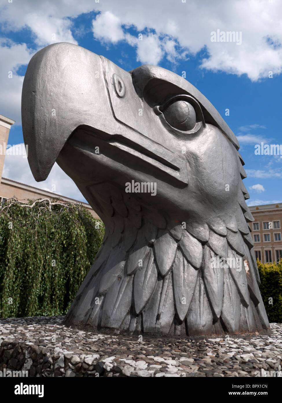 Statue de Eagle à l'historique et l'Aéroport de Tempelhof fermé maintenant à Berlin Allemagne Banque D'Images