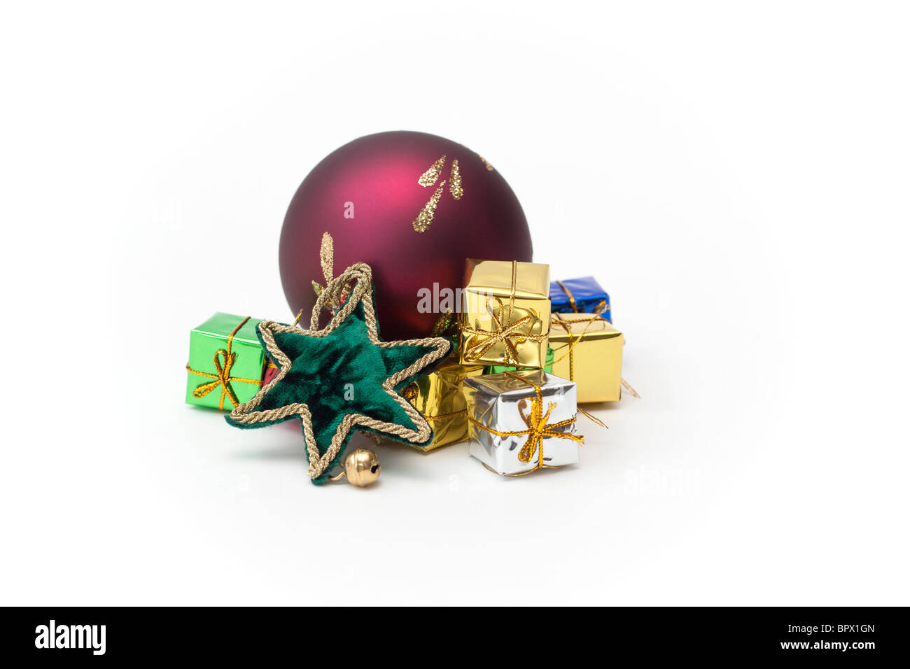 Une sélection de jolies décorations de Noël, étoile verte, rouge bille de verre et aluminium boîtes enveloppées. Banque D'Images