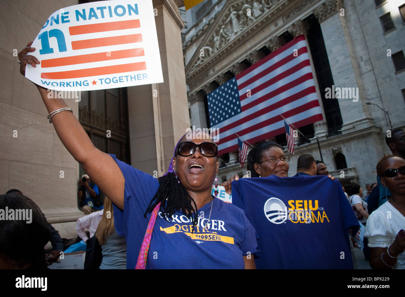 Les membres et sympathisants de l'Union européenne manifestent contre le chômage en face de Federal Hall à New York Banque D'Images