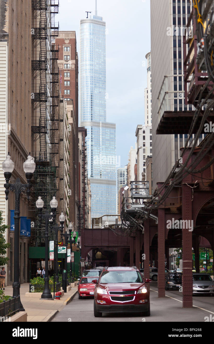 Scène de rue sur Wabash Avenue, Chicago, Illinois, montrant le Chicago 'L, ' le système de transport en commun rapide. Banque D'Images