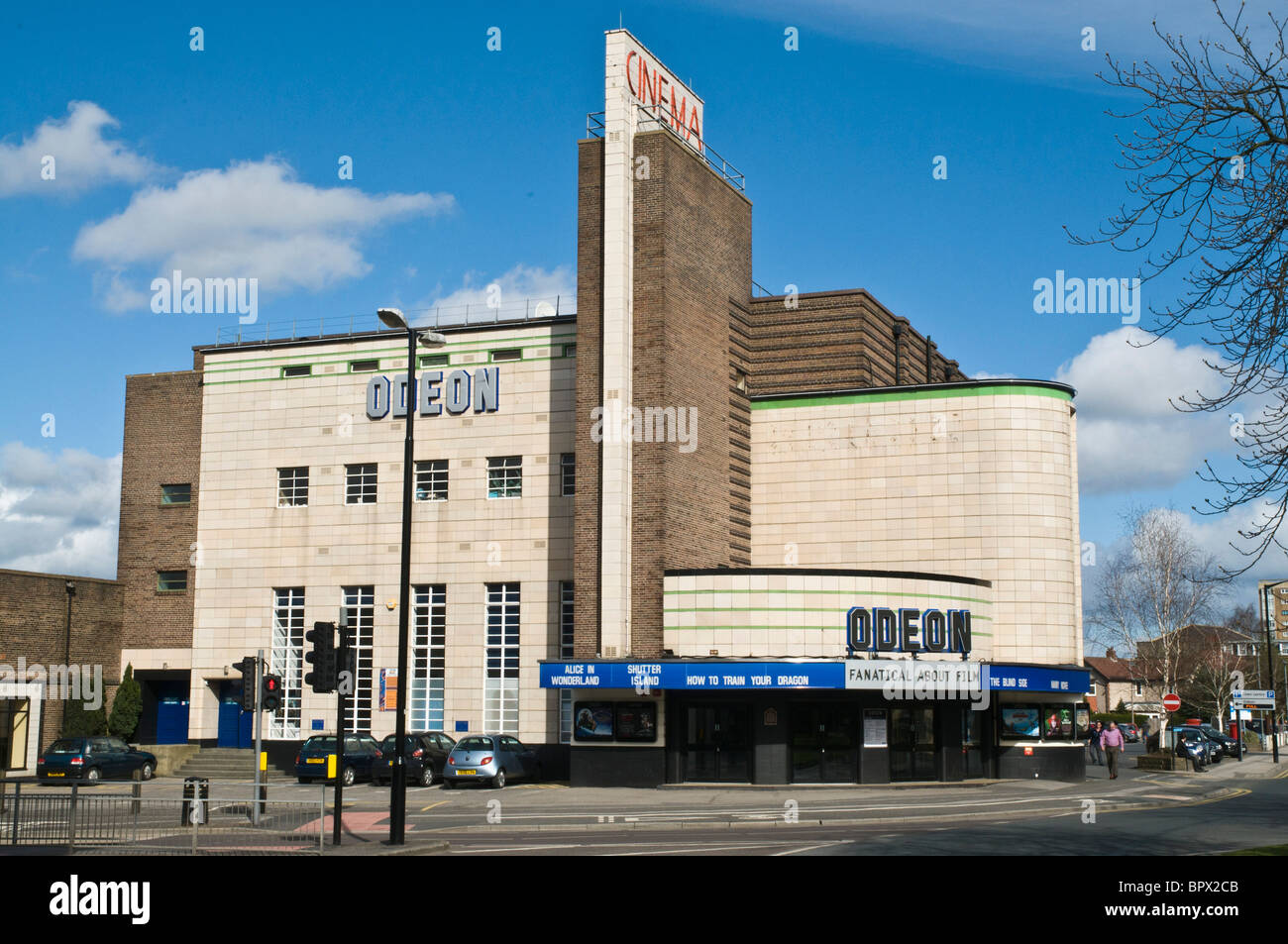 dh HARROGATE NORTH YORKSHIRE Odeon Cinéma bâtiment de théâtre de cinéma art déco extérieur art déco angleterre royaume-uni Banque D'Images