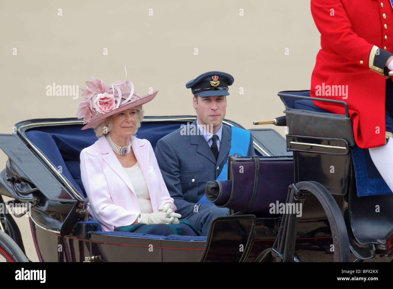 Le prince William de Galles et la duchesse de Cornouailles sur leur façon de Horse Guards Building. 'La couleur' 2010 Parade Banque D'Images