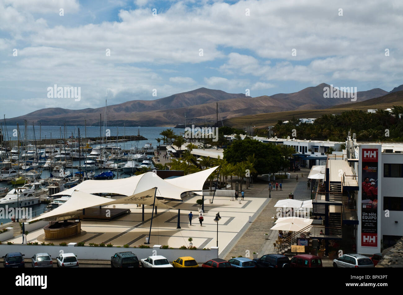 Dh Puerto Calero Harbour Marina Puerto Calero Lanzarote Complexe commercial waterfront vue front de mer Banque D'Images