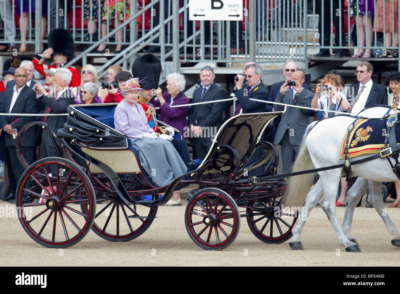 La Reine et le Prince Philip arrivant à Horse Guards Parade. 'La couleur' 2010 Parade Banque D'Images