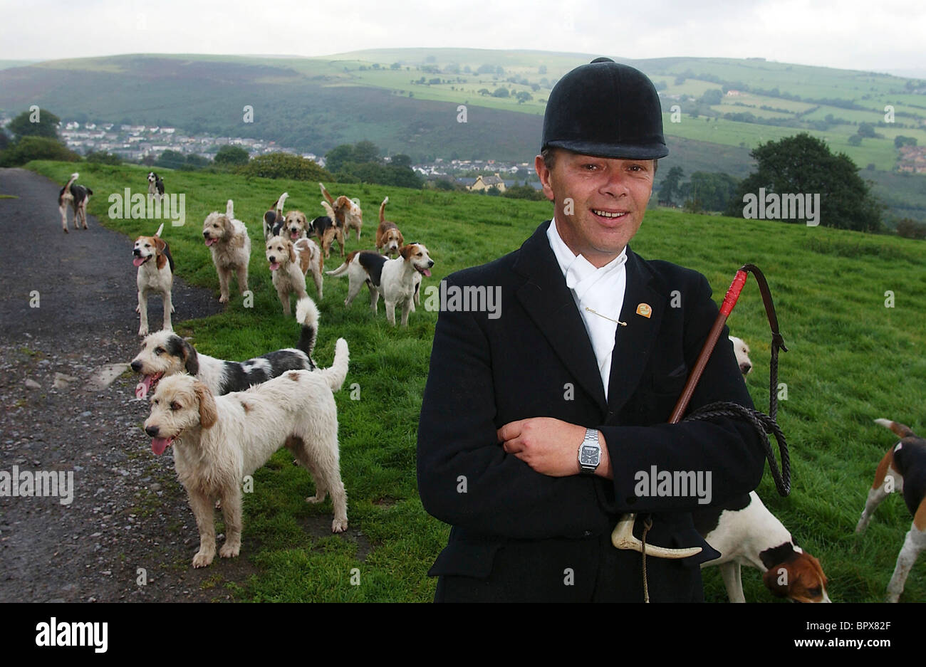 PC Mike Williams avec les chiens de chasse aux agriculteurs et du District de Caerphilly, Caerphilly, Wales, 10-09-04. Photo de John Robertson. Banque D'Images