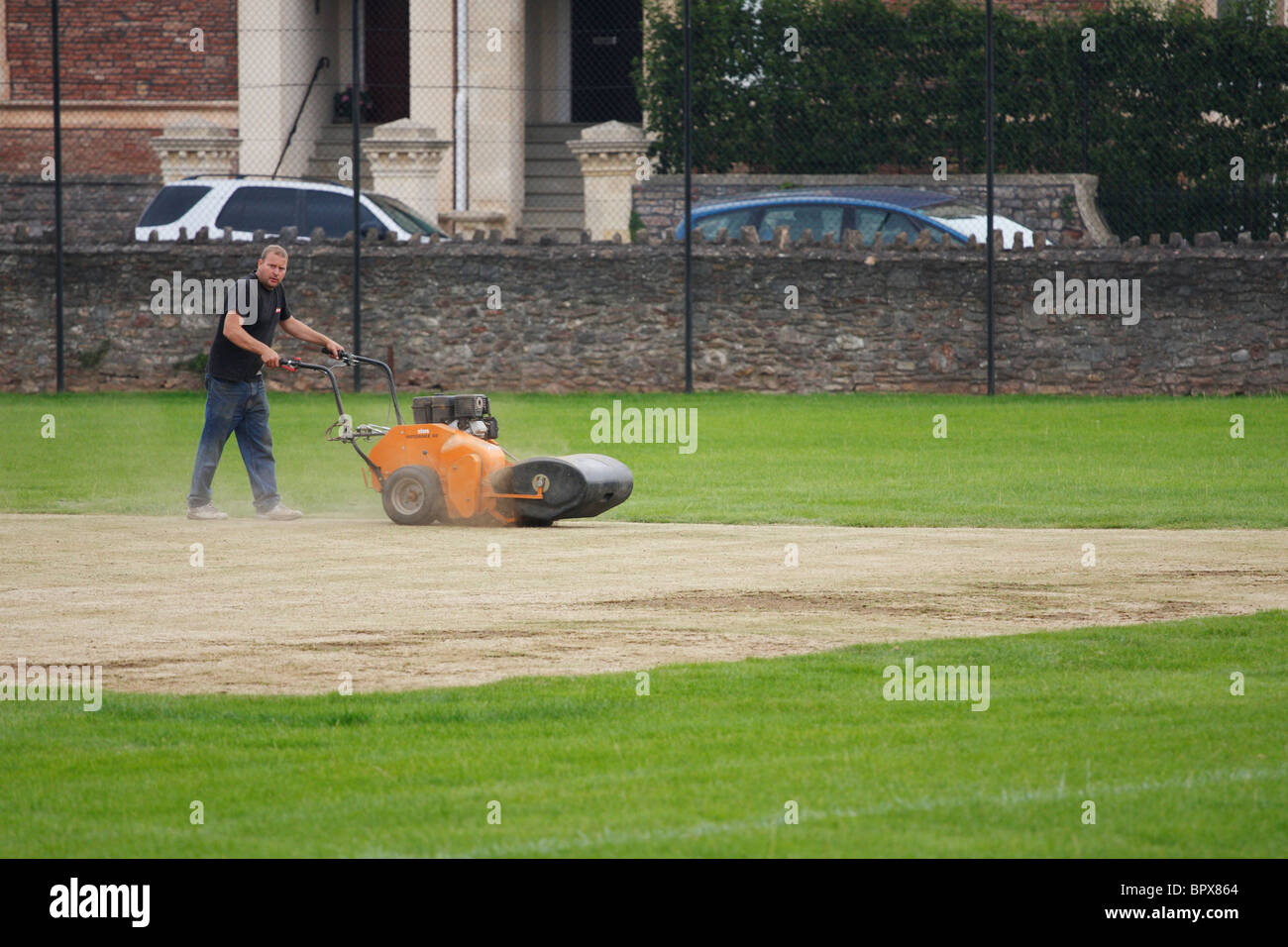Groundsman tendant à la hauteur de cricket Banque D'Images