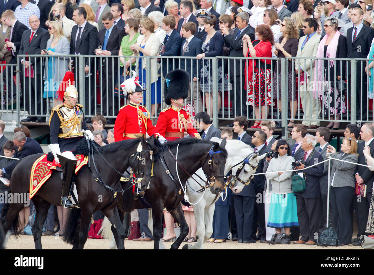 Les membres de la Procession Royale arrivant à Horse Guards Parade. 'La couleur' 2010 Parade Banque D'Images