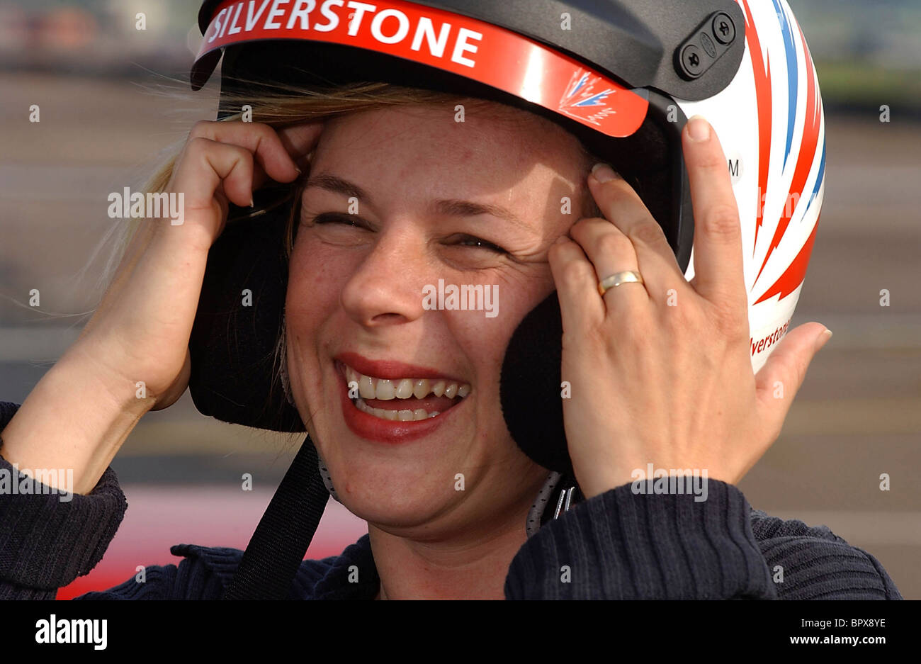 Bibi van der Zee -au volant d'une Ferrari 355 de piste à Silverstone. Banque D'Images